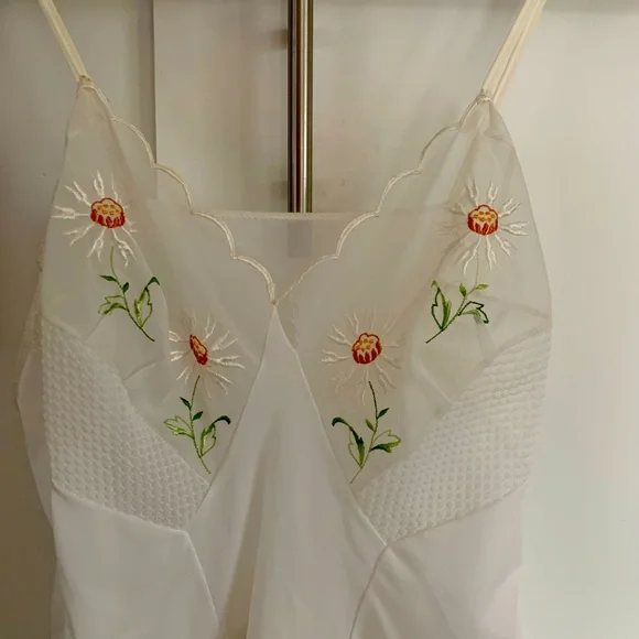 Vintage slip with embroidered flowers - Picture 1 of 4
